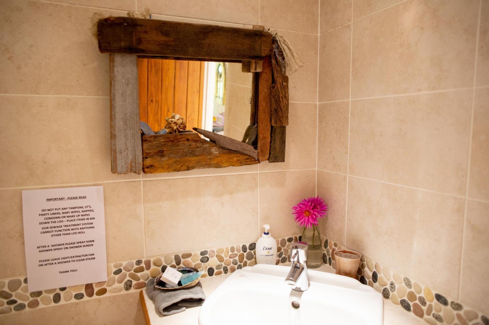 Cosy Cottage Ground Floor Bedroom Ensuite With Private Entrance Chichester Exterior photo